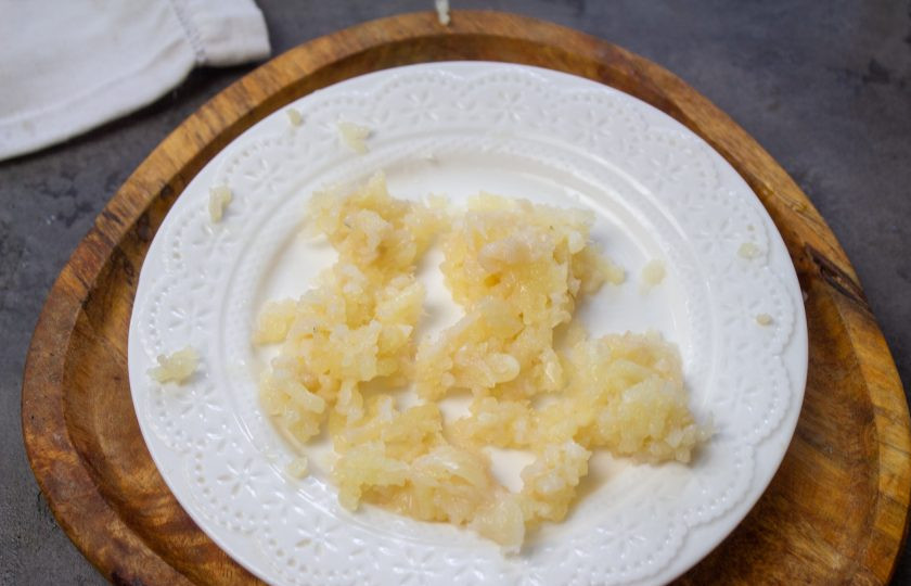 1. Этап. Настойка чеснока на спирту: Пропустите через пресс.