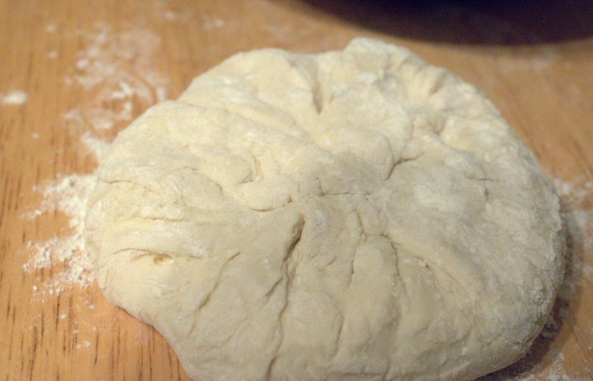 1. Этап. Хачапури по-имеретински: Теперь этот мешочек нужно приплюснуть.