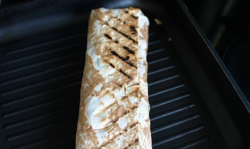 1. Этап. Завертон с индейкой и маринованными овощами: Перед подачей подсушиваем 