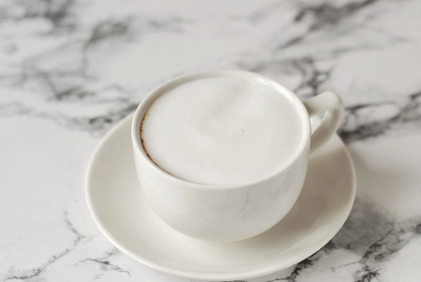 1. Этап. Капучино в турке: Влейте взбитое молоко в кружку.