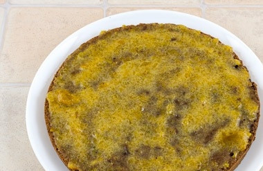 1. Этап. Австрийский торт Захер: Конфитюр измельчите в блендере до жидкого состояния. Потом половину его выложите на один корж.