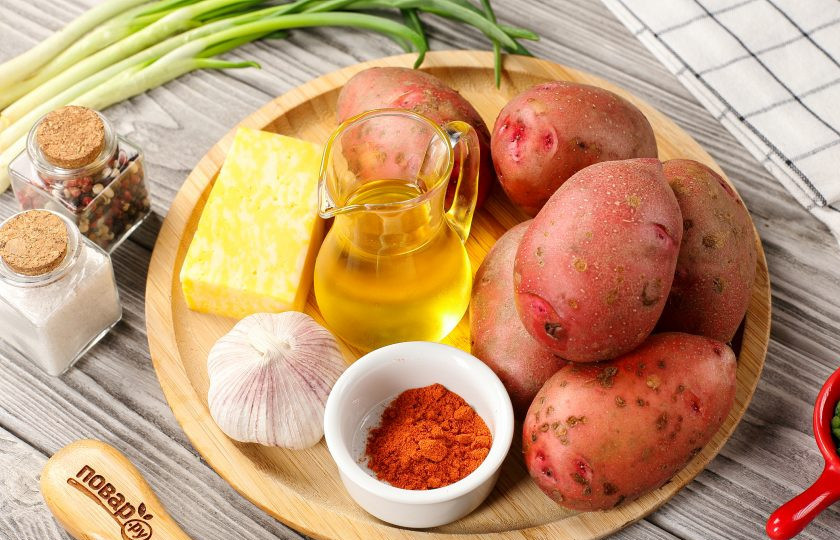 1. Этап. Картофельные дольки с сыром в духовке: Подготовьте все ингредиенты. Если у вас молодая картошка, то её следует очень хорошо помыть под проточной водой с помощью щёточки или губки, обсушить и можно не чистить.