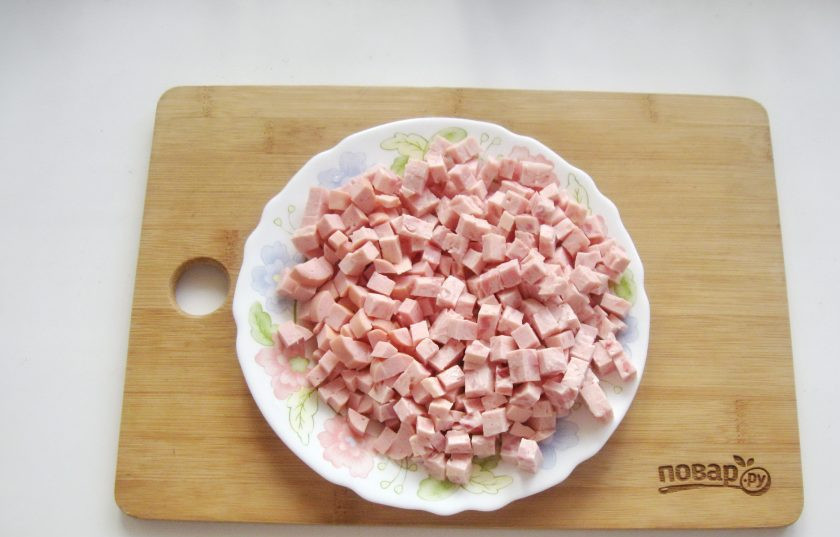 1. Этап. Солянка без копченостей: Тем временем нарежьте мелкими кубиками ветчину и вареную колбасу.