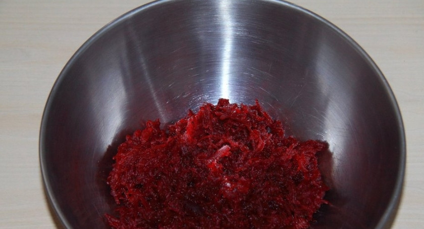 1. Этап. Оладьи из свеклы: 1. Свеклу используем уже предварительно отваренную или запеченную. Чистим ее от кожуры и измельчаем на терке, можно через мясорубку.