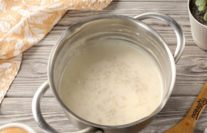 1. Этап. Геркулесовая каша на молоке: Варите кашу на среднем огне 5-20 минут, периодически помешивая. Точное время зависит от хлопьев, смотрите на упаковке. Если вам покажется, что каша слишком жидкая, не спешите добавлять хлопья. После упаривания она станет значительно гуще.