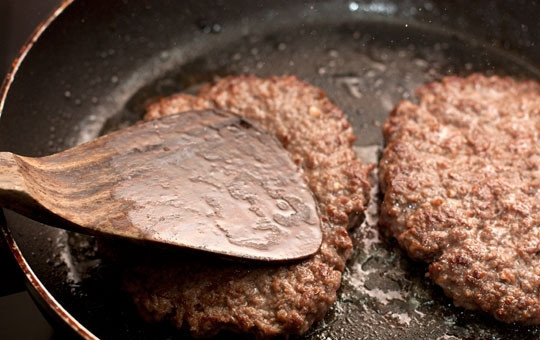 1. Этап. Домашний гамбургер с ржаным хлебом: Обжариваем котлетки примерно 2-3 минуты с каждой стороны.