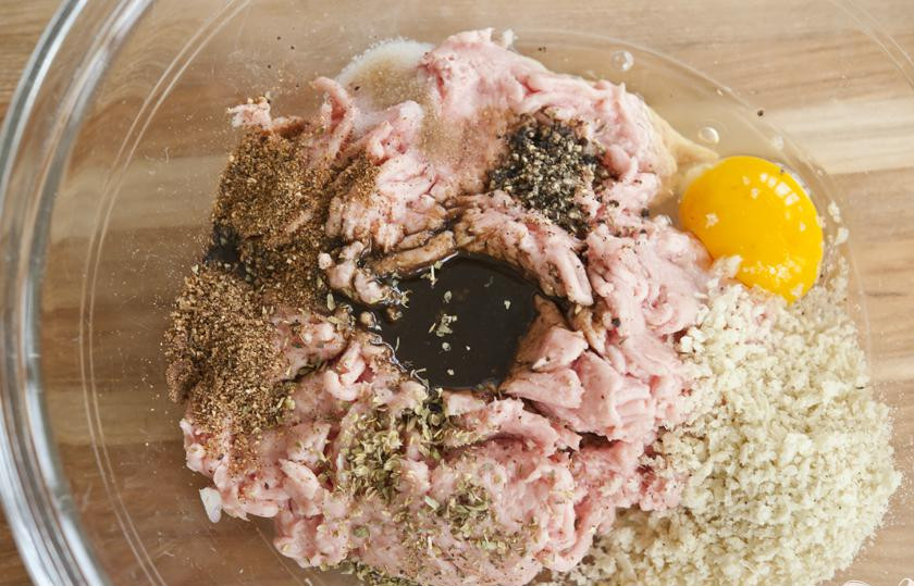 1. Этап. Фрикадельки по-шведски: 2. В средней миске объединить мясо индейки, обжаренные лук и чеснок, яйцо, панировочные сухари, 1 столовую ложку Вустерширского соуса, 1/2 столовой ложки петрушки, душистый перец и мускатный орех.