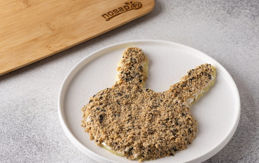 1. Этап. Вегетарианский салат в виде Кролика на Новый год 2023: Следующий слой выложите из соевого мяса.