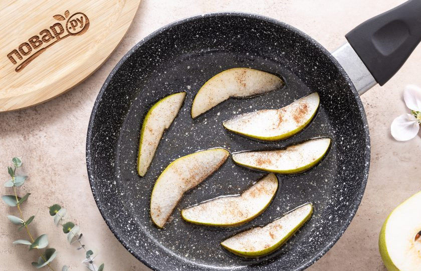 1. Этап. Полента с грушами: В сковороде растопите сливочное масло, добавьте сахар и выложите ломтики груши. Присыпьте их молотой корицей и обжарьте до золотистого цвета с двух сторон.