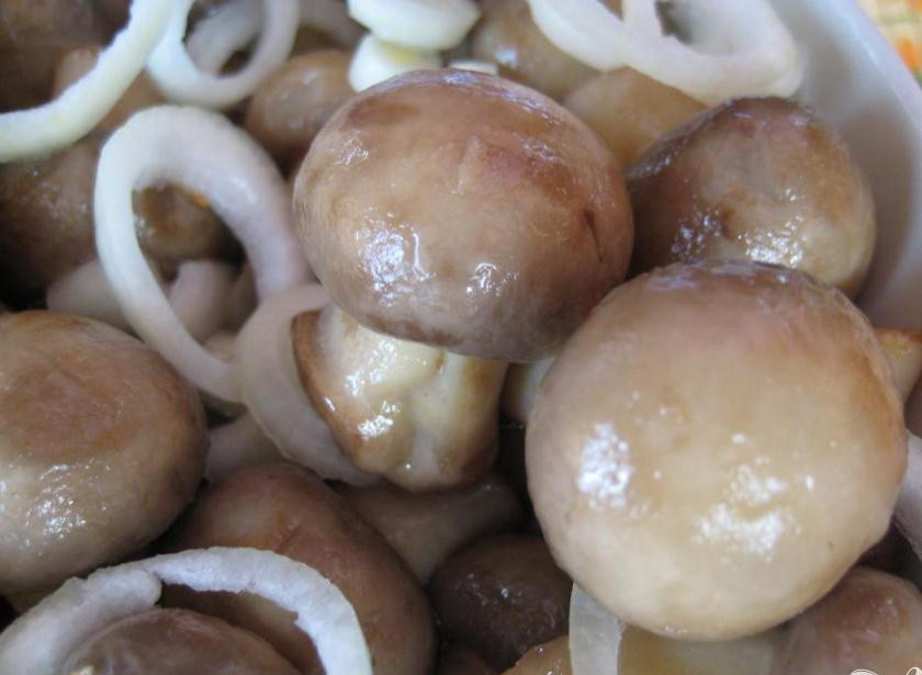 1. Этап. Грибочки маринованные Рождественские: 6. После того как пройдет определенное время и грибочки достали из холодильника, берем крупную луковицу и большими кусочками –кольцами нарезаем в грибочки. Добавляем немного растительного масла. Грибы к праздничному столу готовы.