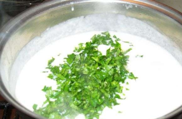 Мясная лазанья 1. Этап. Мясная лазанья: В конце положите чеснок, пропущенный через пресс, и мелко нарезанную петрушку. Перемешайте.