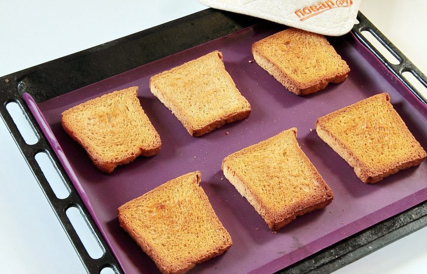 1. Этап. Тосты с яйцами Приятный завтрак: Подрумяньте в разогретой до 220 градусов духовке и переверните румяной стороной вверх.