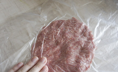 1. Этап. Бризоль с сыром: Делим фарш на 9-10 частей. Из каждой части необходимо сформировать тонкую лепешку. Очень удобно делать это с помощью пакета. Размер лепешки должен быть чуть меньше размера сковородки, на которой вы будете жарить бризоль.