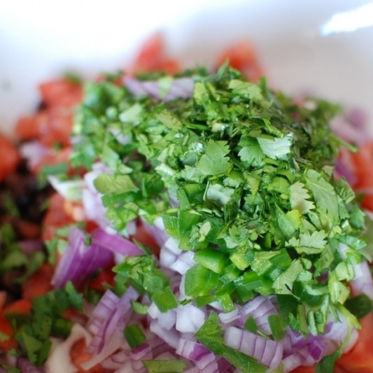 1. Этап. Салат с черной фасолью: Туда же - мелко нарезанную кинзу.