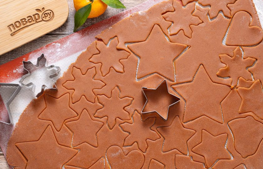 1. Этап. Домашнее имбирное печенье: Раскатайте тесто в пласт на слегка присыпанной мукой поверхности до 3-4 мм. Вырежьте с помощью формочек печенье. Выложите печенье на коврик для выпечки на небольшом расстоянии друг от друга. Выпекайте 5-7 минут в хорошо разогретой до 180 градусов духовке.