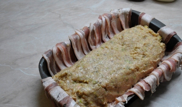 1. Этап. Суфле из курицы с фисташками: 5. Посредине выкладываем фарш.