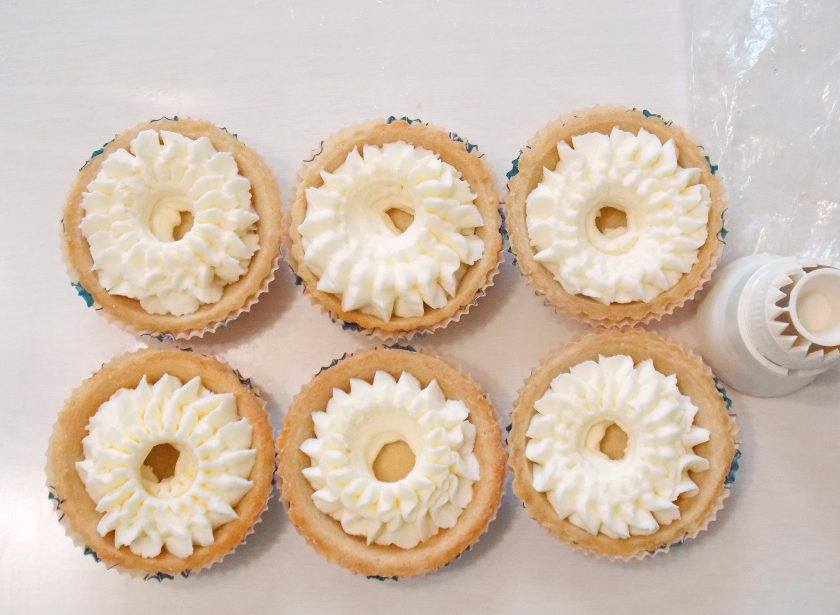 1. Этап. Крем-чиз на сливках: Готовый крем храните в холодильнике и используйте по назначению. Я заполнила тарталетки.