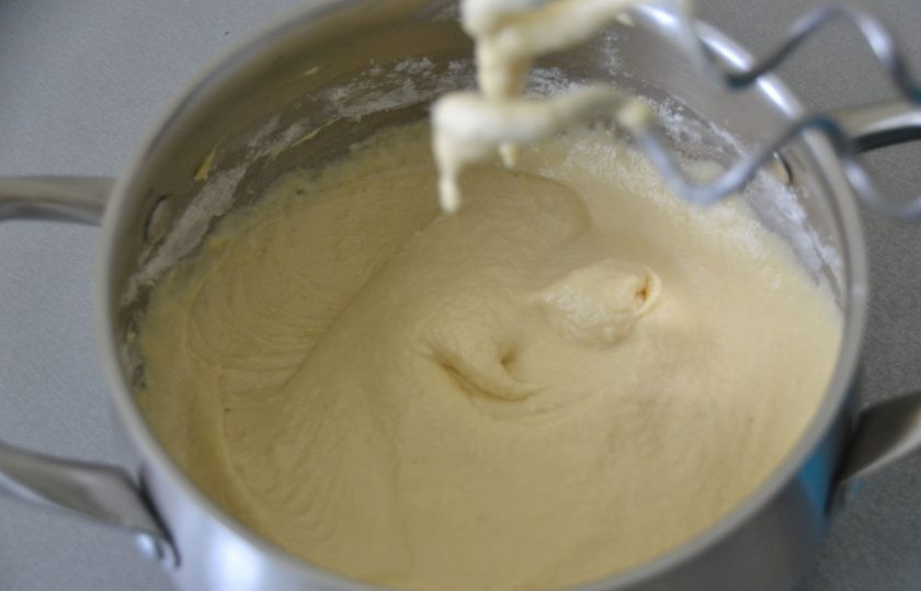 1. Этап. Мини-куличики на Пасху: Накройте тесто пищевой пленкой, поставьте в теплое место для брожения на 1 час.