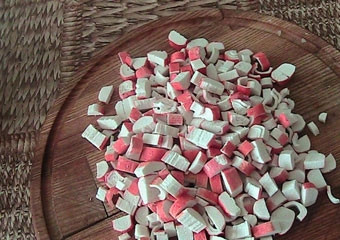 1. Этап. Салат с морской капустой и кукурузой: Крабовые палочки разрезаем на 4 части вдоль, а затем нарезаем небольшими кусочками.