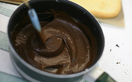 1. Этап. Крем для рулета бисквитного: В конце концов, должна получиться красивая однородная и гладкая шоколадная масса.