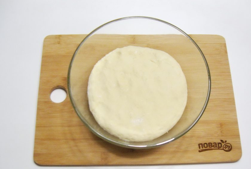 1. Этап. Пирог с белой рыбой: Замесите мягкое тесто. Оно не должно липнуть к рукам.