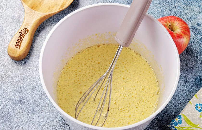 1. Этап. Заливной пирог на кефире с яблоками: Взбейте яйца с сахаром, ванилином и солью.