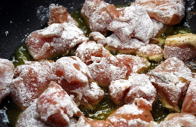 1. Этап. Куриное филе под сливочным соусом: Разогрейте сковороду, налейте масло. Курицу обваляйте слегка в муке и обжарьте.