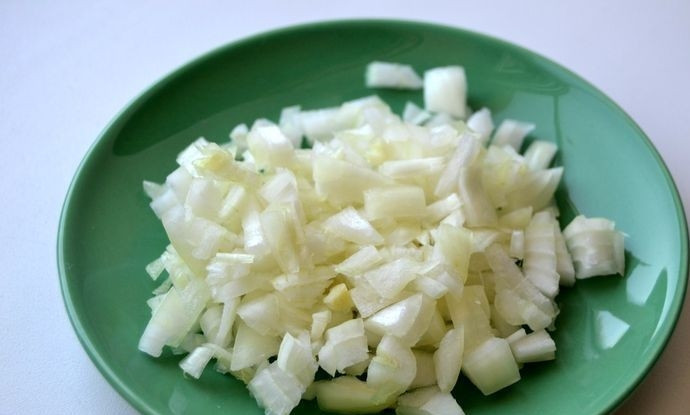 1. Этап. Щи из консервированного щавеля: В это время почистите и нашинкуйте лук.