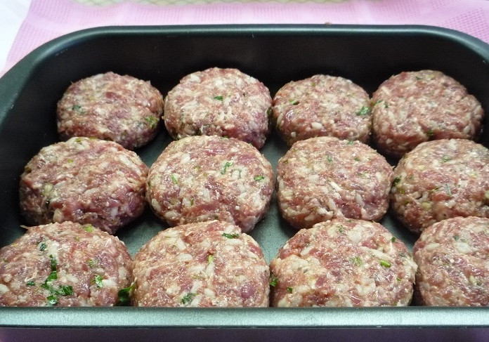 1. Этап. Биточки из фарша и риса: Из полученного фарша мы делаем небольшие биточки и выкладываем их в форму для запекания или на противень. Ставим биточки в разогретую до 180 градусов духовку на полчаса.