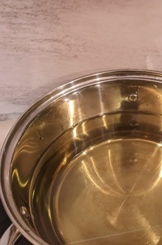 1. Этап. Курочка как в KFC: В глубокую кастрюлю, вылейте 2 литра масла, раскалите до 170 градусов.