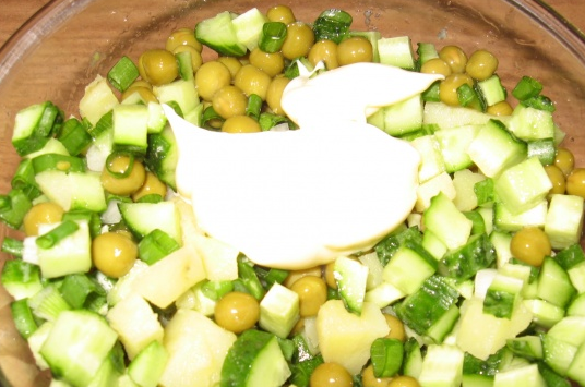 1. Этап. Простой салат с горошком: Перекладываем все ингредиенты в салатницу, заправляем майонезом и перемешиваем. Соль и перец добавялем по вкусу.