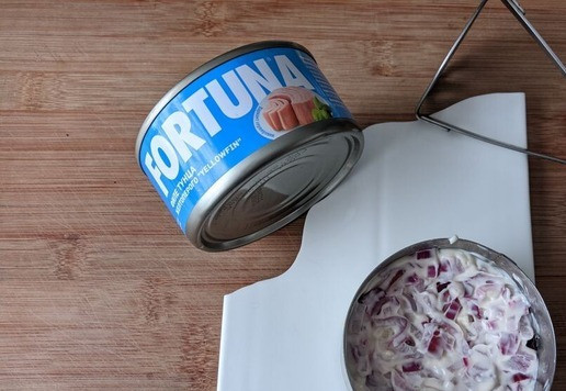 1. Этап. Салат Тунец в тулупе: Кладём лук сверху тунца, смазываем майонезом.