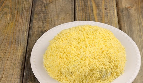 1. Этап. Салат Черепаха с яблоками и сыром: 10. Смажьте слой яблок майонезом и присыпьте все сыром. Руками придайте нужную форму.