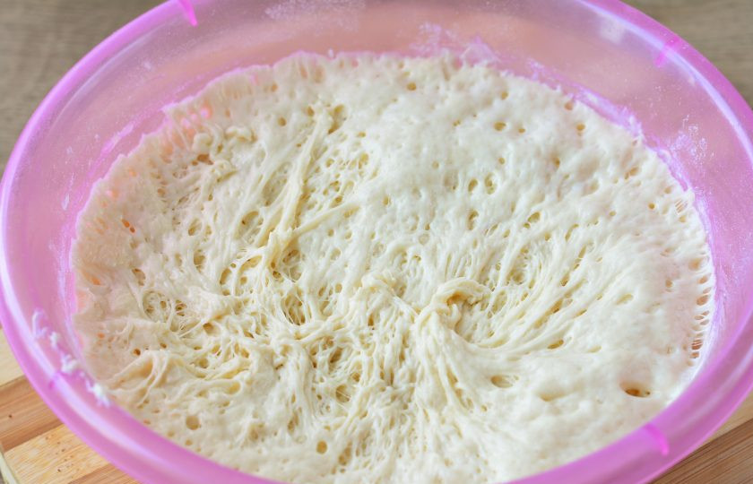 1. Этап. Пицца с бананами: Тесто выросло в 3 раза, обомните его.