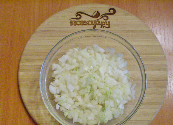 1. Этап. Цыбульники львовские: 3. Хорошо солим, руками придавливая, чтобы лук пустил сок и стал мягче.