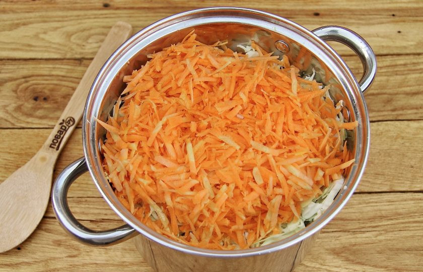 1. Этап. Капуста за 12 часов: Добавьте тертую на крупной терке морковь.