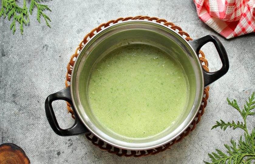 1. Этап. Закуска Виктория: Всыпьте половину муки и перемешайте до однородного, не густого теста. Накройте и дайте постоять 10 минут.