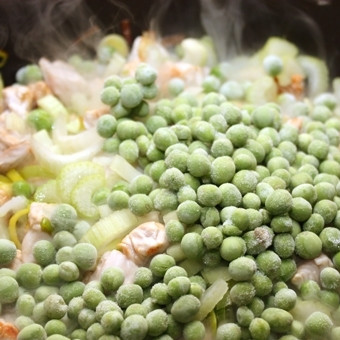 1. Этап. Коричневый рис с индейкой и овощами: Затем кладем в сковороду горошек и нарезанный сельдерей. Продолжаем готовить, помешивая, на среднем огне.