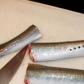 1. Этап. Минога в оливковом масле: Потрошить миногу не обязательно, поэтому просто отрезаем головы, а тушки нарезаем на кусочки длиной 8-10 см.