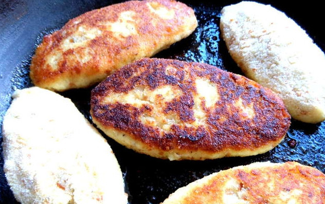 1. Этап. Картофляники с печенкой: Жарьте картофляники на разогретой сковороде в растительном масле с двух сторон, до золотистого цвета.