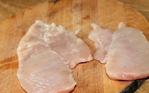 1. Этап. Салат с фасолью красной: Куриную грудку (филе) разрезаем поперек пополам. Старайтесь разрезать её на две одинаковые по толщине части.