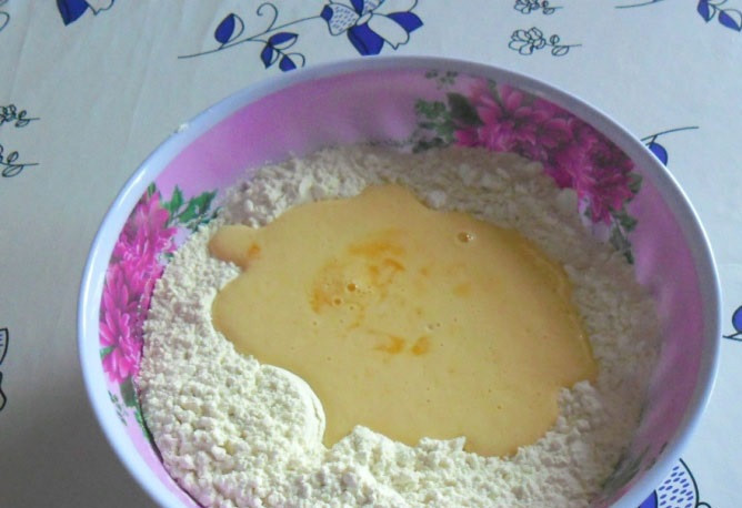 1. Этап. Тесто для самсы на кефире: 3. В глубокую мисочку всыпать примерно половину просеянной с содой муки. Вылить сверху яйца с кефиром и начать аккуратно перемешивать. Если кефир не очень кислый, то можно дополнительно в рецепт приготовления теста для самсы на кефире использовать уксус или сок лимона, чтобы погасить соду.