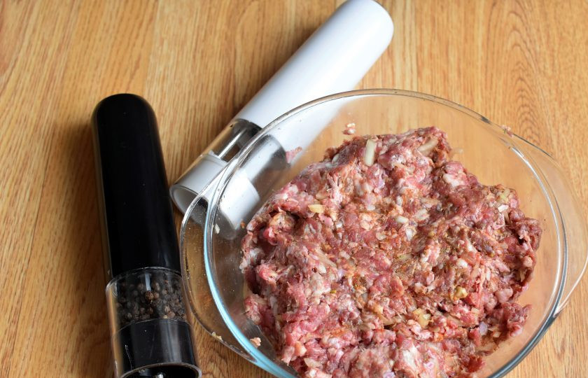 1. Этап. Ленивые пельмени в духовке: В фарш добавьте мелко рубленный лук, посолите, поперчите, добавьте паприку и любимые пряности. Хорошо вымешайте фарш и дайте постоять в прохладном месте 20-25 минут.