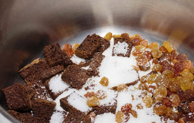 1. Этап. Хлебный квас: Затем залейте хлеб горячей водой, добавьте сахар и изюм и оставьте на пару часов.