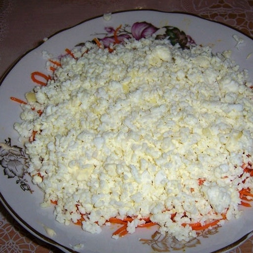 1. Этап. Салат Бунито: Отваренные вкрутую яйца натираем на мелкой терке, распределяем поверх салата. При желании, украшаем салат зеленью. Даем постоять в холодильнике хотя бы полчасика, после чего подаем к столу. Приятного!