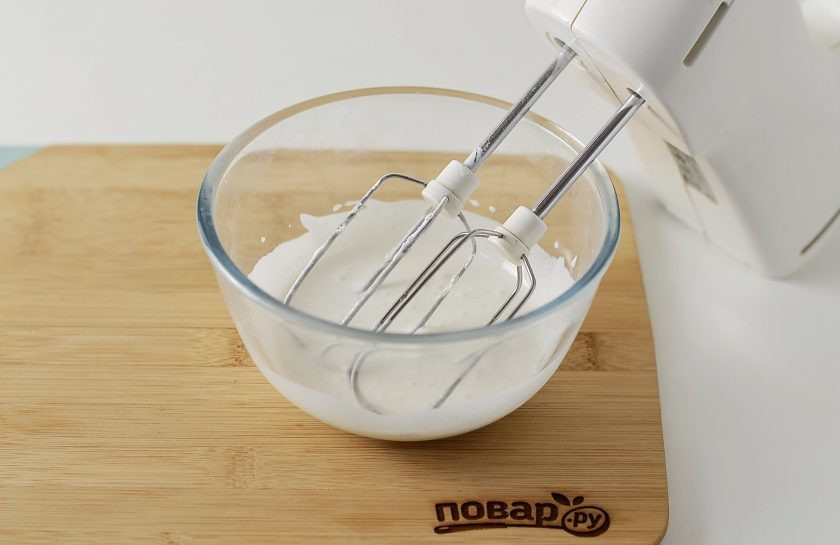 1. Этап. Постный рождественский кекс: Для глазури взбейте на высокой скорости аквафабу до мягких пиков. Не переставая взбивать, добавьте сахарную пудру и крахмал.