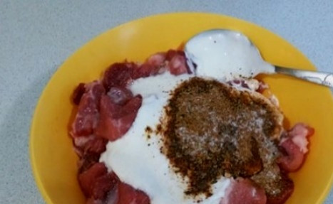 1. Этап. Мясной рулет с капустой и яйцом: Для рулета берем говядину и свинину в равных долях. Нарезаем мясо небольшими кусочками, добавляем к нему сметану, 3/4 чайных ложки соли, пару щепоток перца и специи для фарша.