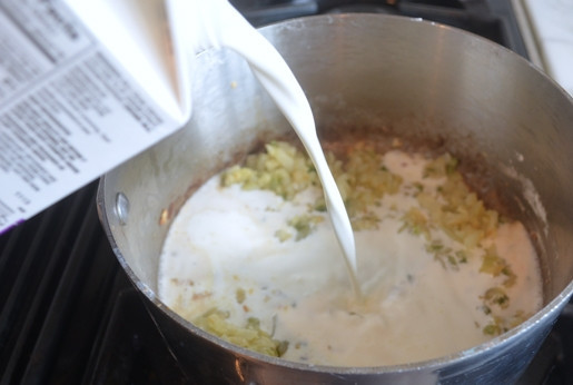 1. Этап. Соус Чили кон кесо: 4. Влейте сливки и доведите соус до лёгкого кипения.