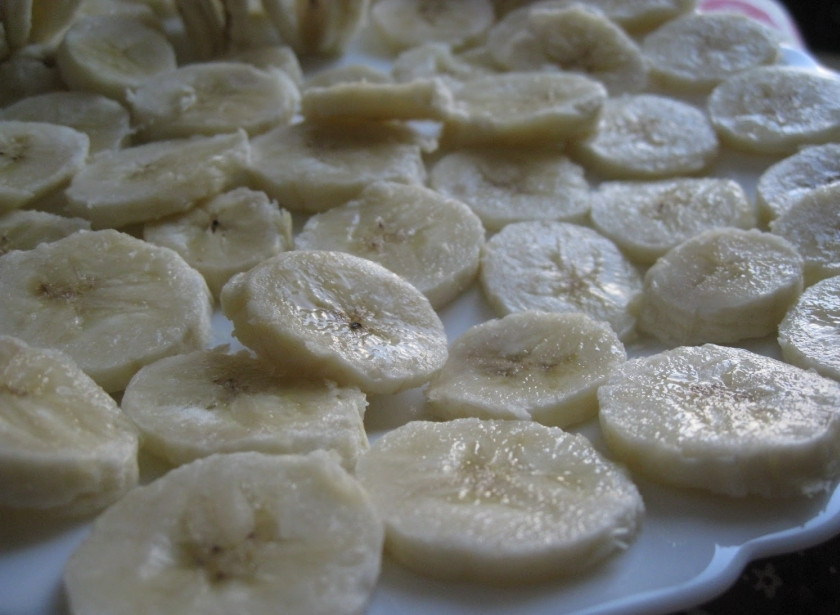 1. Этап. Торт из пряников и бананов: 3. Бананы чистим и режем кружочками.