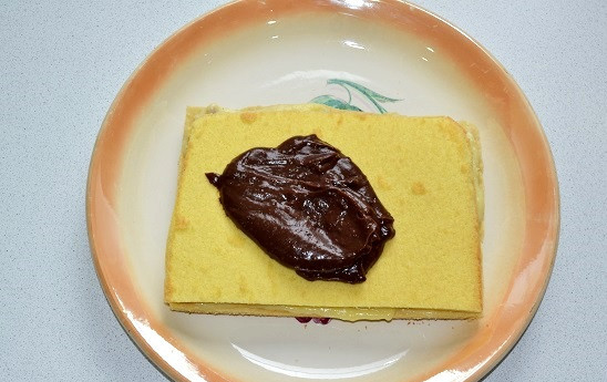 1. Этап. Торт Норд: Следующим будет бисквитный корж, смазанный шоколадный кремом.